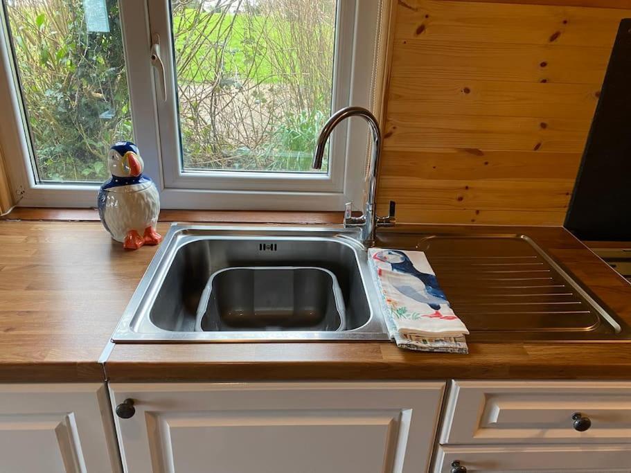 Idyllic Cornish Retreat At Puffin Lodge Helston Exterior photo