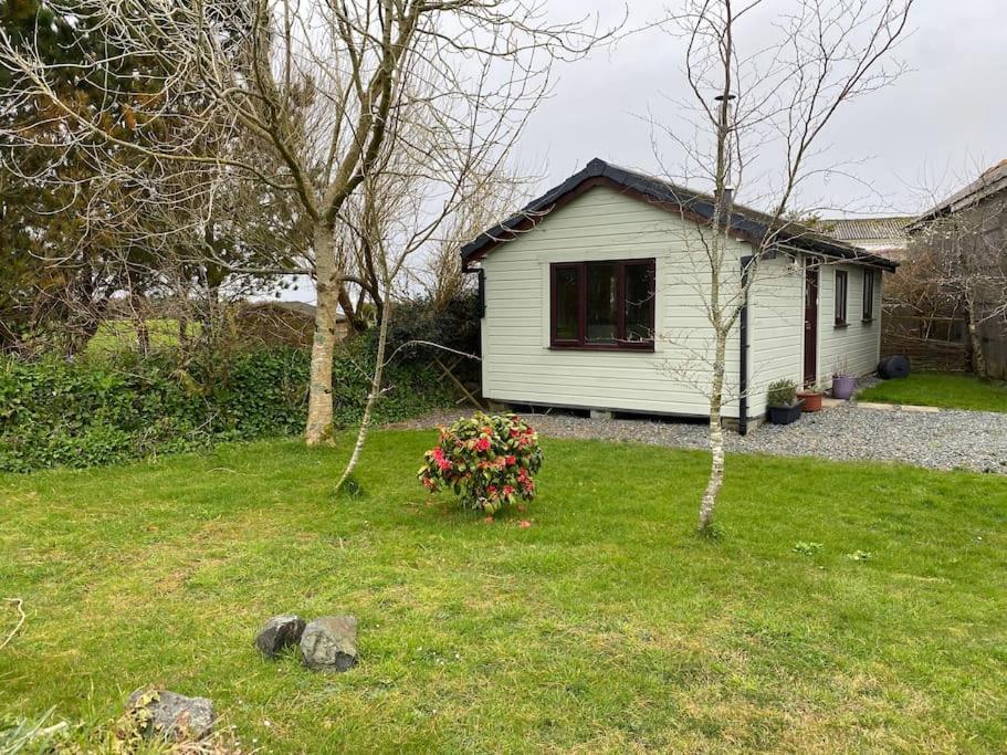 Idyllic Cornish Retreat At Puffin Lodge Helston Exterior photo